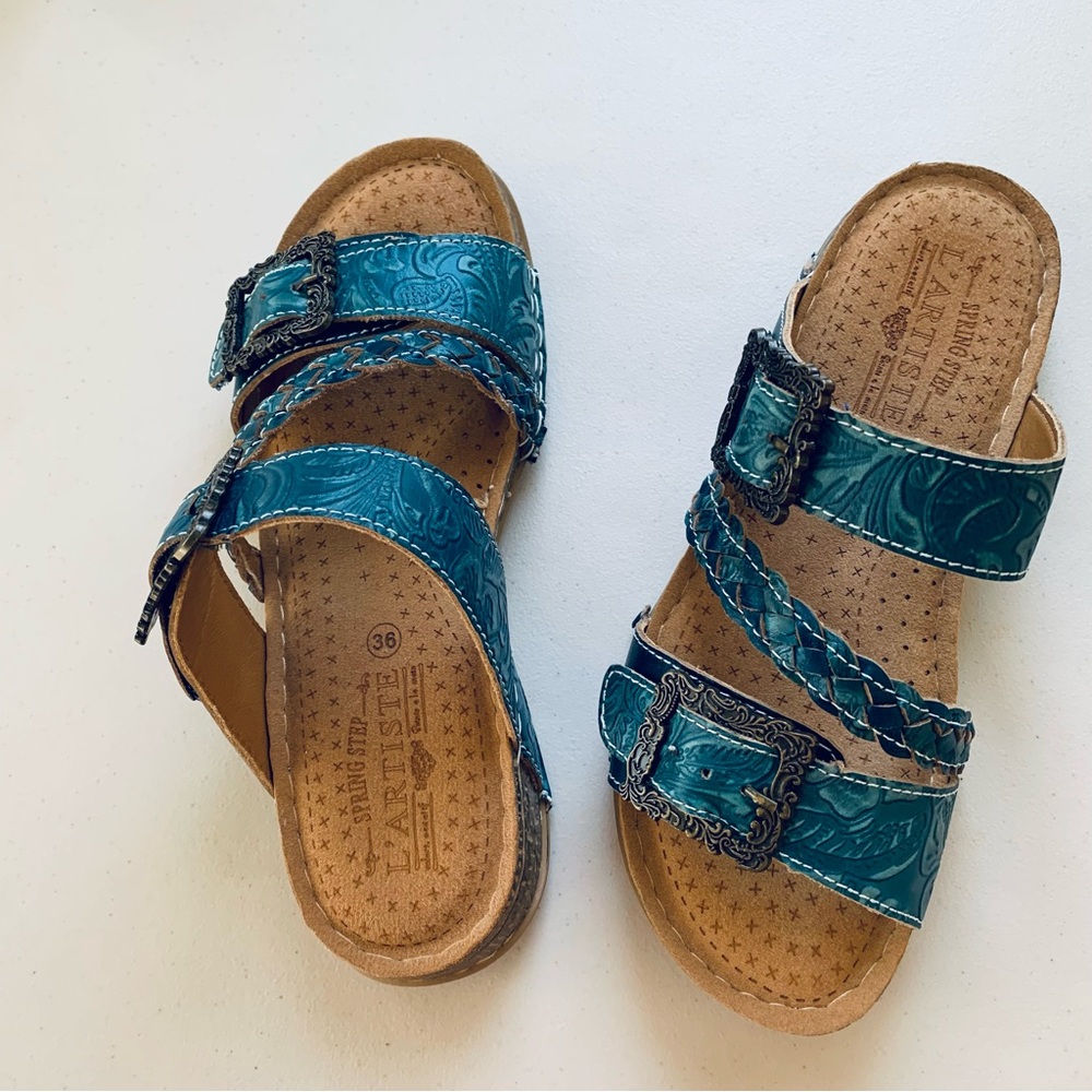 L'Artiste blue genuine leather buckle sandals with adjustable streps US size 6
